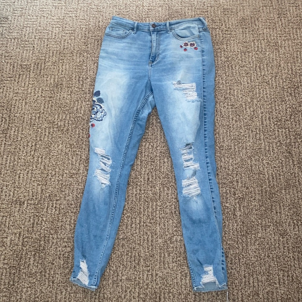 Like new Hollister ripped jeans size 9R W29 L30 with red,blue, and white flower